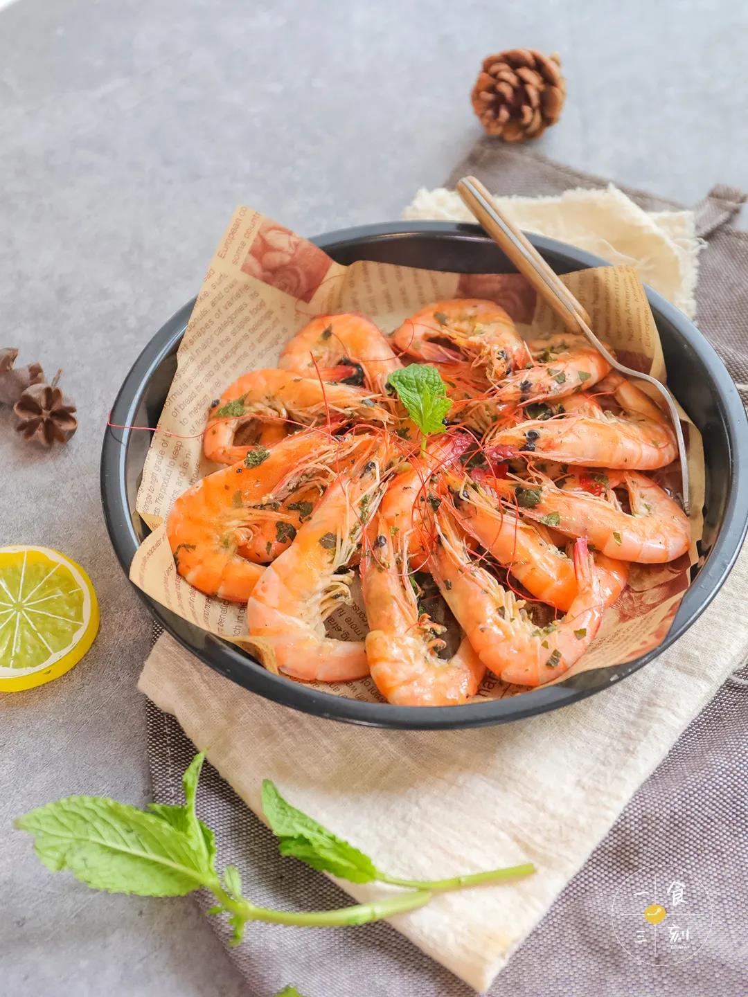 虾仁Q弹鲜甜，带着薄荷清香与柠檬、黑胡椒结合的恰到好处的酸辣，夏天这样吃的才对味！