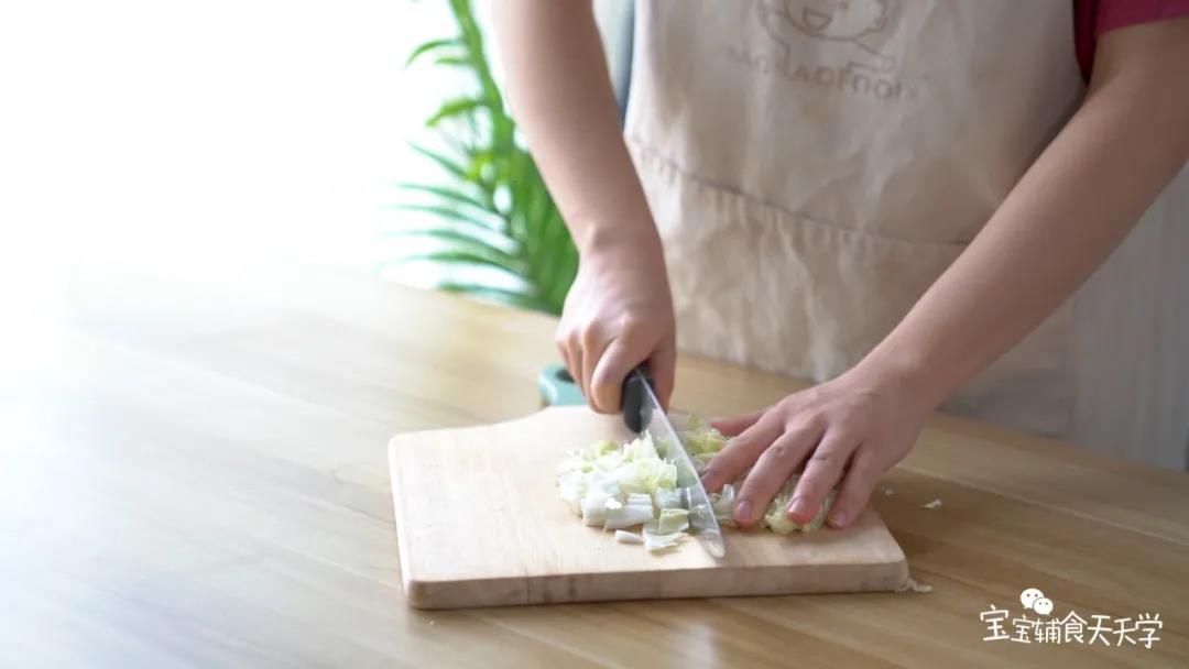 把银丝王菜切成适合宝宝咀嚼的大小