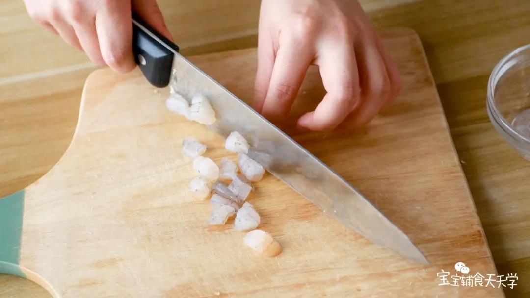 虾肉切成适合宝宝的咀嚼的大小