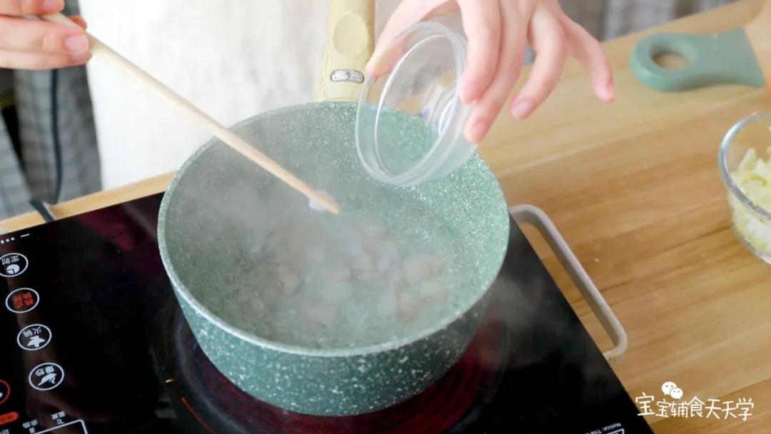锅中水开，加入虾肉，煮至变色