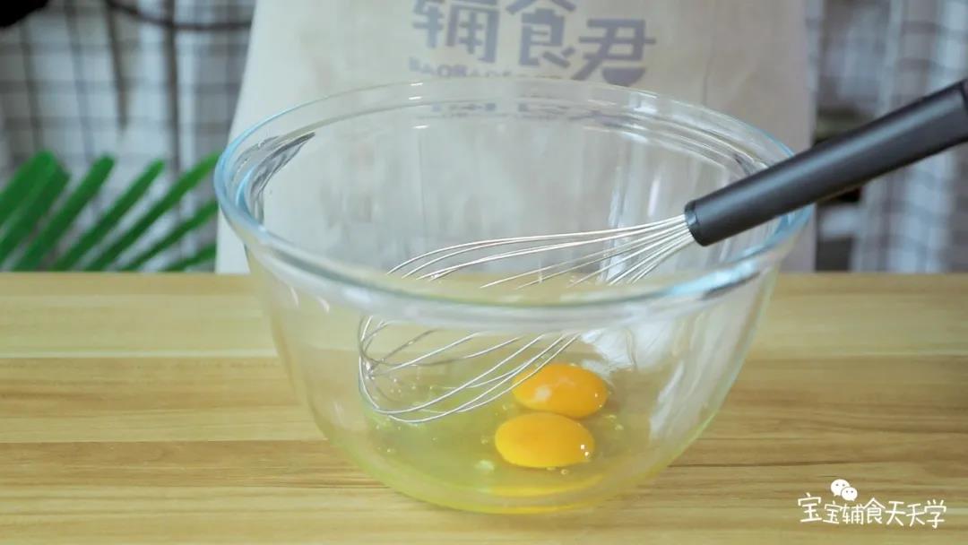 在一个深盆中，加入鸡蛋，把鸡蛋打散