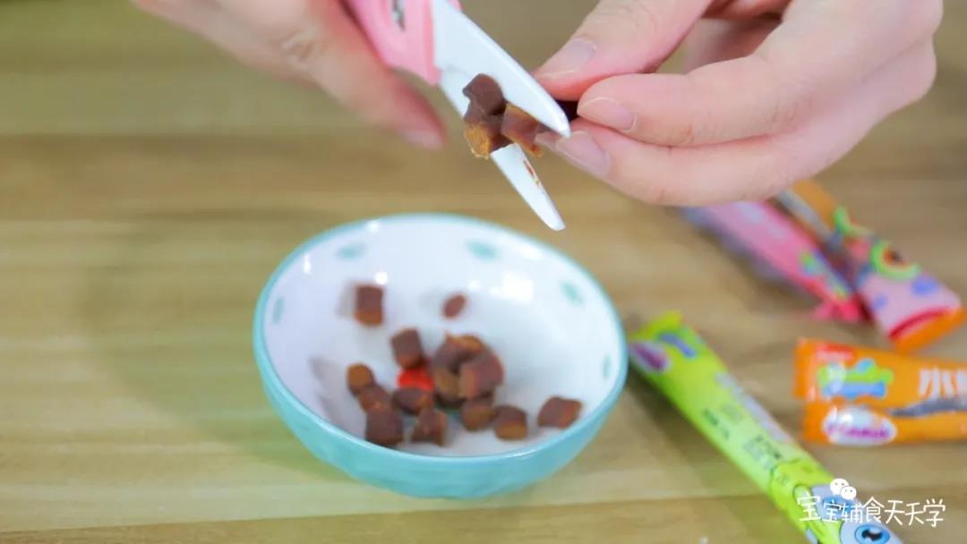 家里有的果干条剪成小块，作为装饰和让糯米糕增添点果味