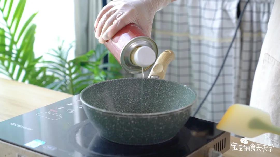 热锅，倒入少许热炒油，把牛肉炒至变色