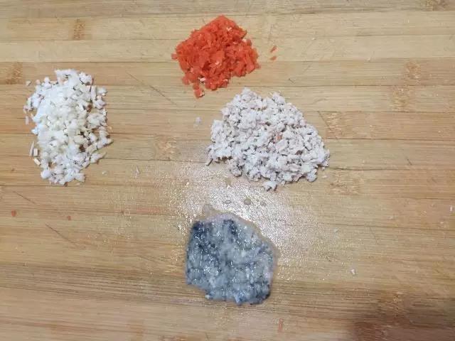 将熟鸡胸肉、蛎蝗肉、杏鲍菇、胡萝卜分别切碎。