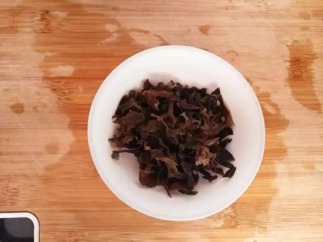 干木耳泡发后切丝。