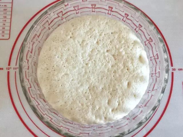 第3步：揉好后盖上保鲜膜发酵到2倍大。