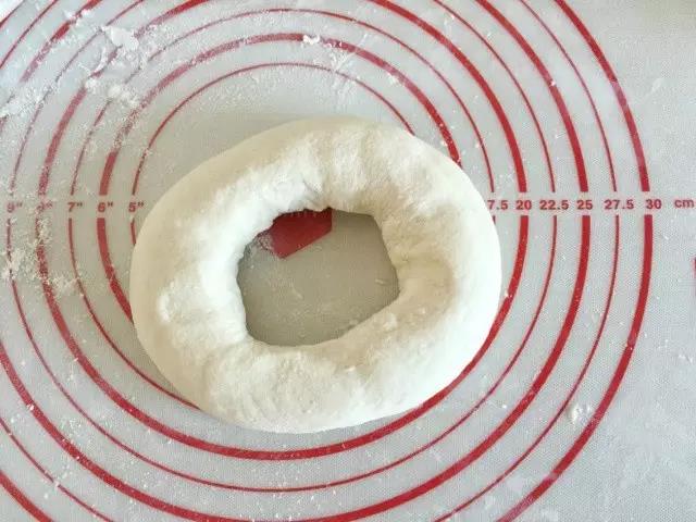 第5步：发酵好的面团揉好后排气，搓成长条。