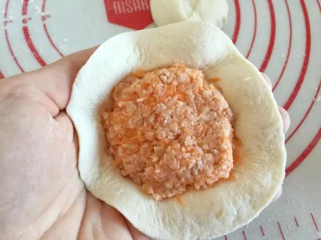 第7步：馅料放在中间开始包。