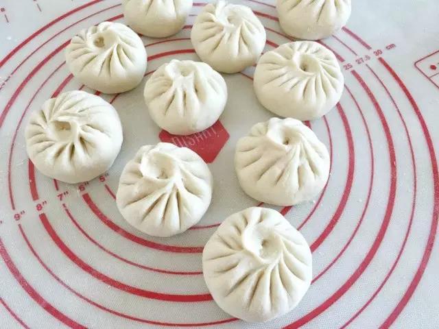 第9步：包好后放入蒸笼第二次发酵约20分钟。