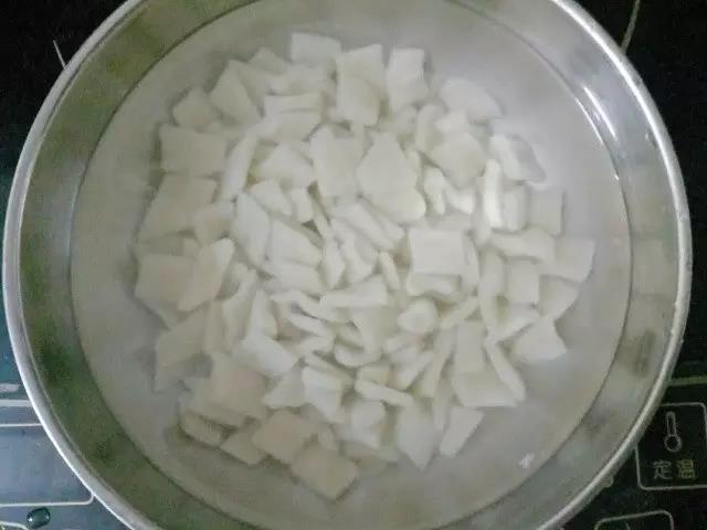 取适量面疙瘩煮熟，捞出放入冷水中冷却。