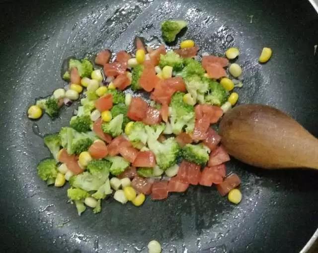 热锅少油，依次倒入洋葱、玉米、西兰花、番茄翻炒，加少许盐调味。