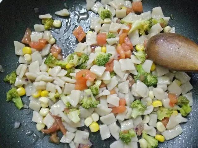 煮好的面疙瘩沥干水，倒入素菜中翻炒均匀即可。