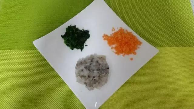 虾去皮去虾线切碎，菠菜焯水切碎，胡萝卜切碎。