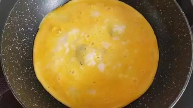 鸡蛋打散，平底锅加入少量油，倒入蛋液。