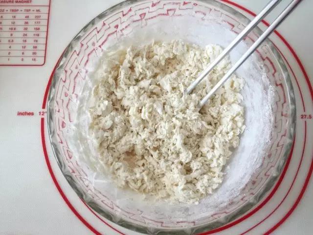 面粉倒入开水搅拌成絮状。