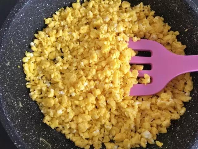鸡蛋打散成蛋液，炒成鸡蛋碎。