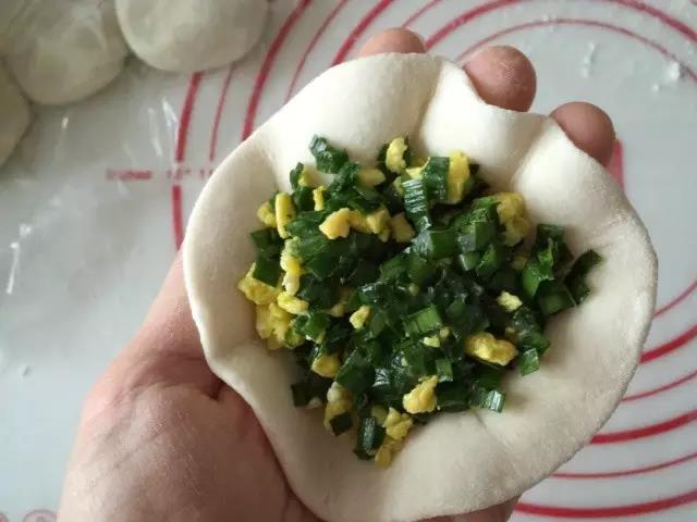 擀成圆形放入馅。