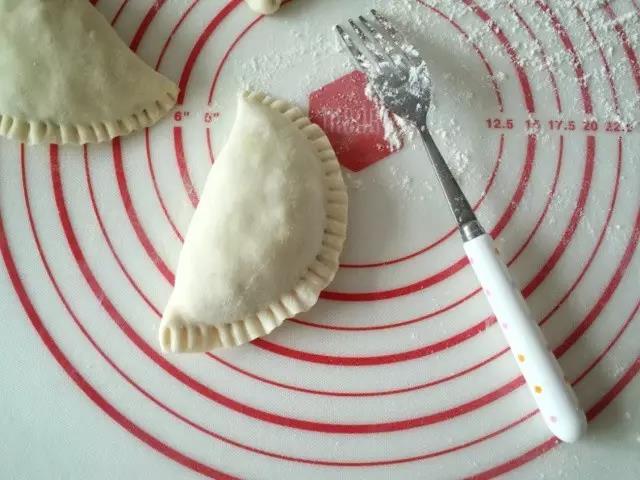 用叉子压出一圈花边，这样馅料不会漏。 