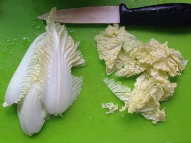 娃娃菜洗净，取叶子切碎。