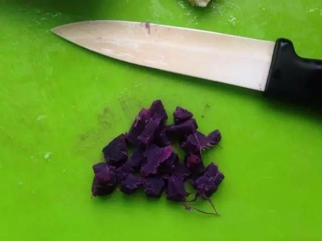 紫薯去皮切丁。
