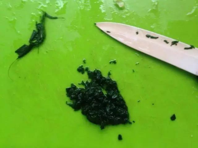 菠菜放入沸水中开锅盖煮1分钟捞出切碎。