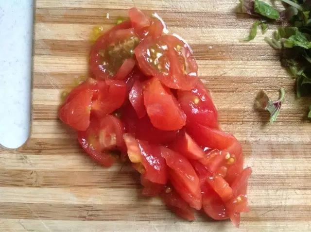 圣女果3颗去皮切碎。