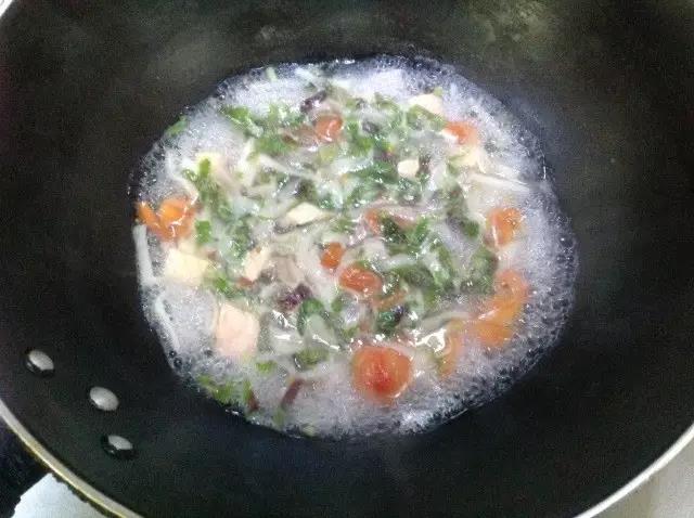 三文鱼变色、圣女果变软后加入苋菜末再煮2分钟，倒入少量油就好了。