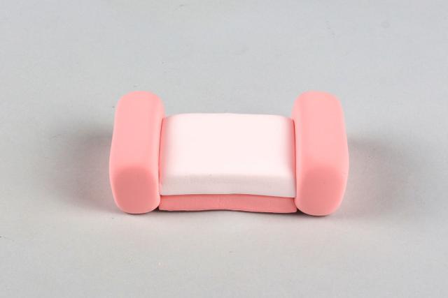 步骤3：用粉红色粘土做出沙发两边的扶手