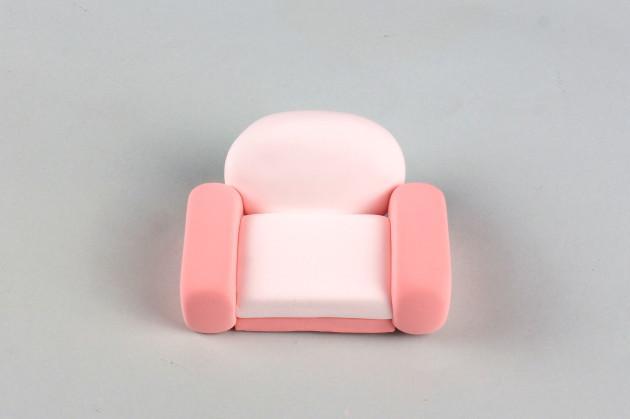 步骤4：用白色粘土做一个椭圆形粘在沙发后面做后背。