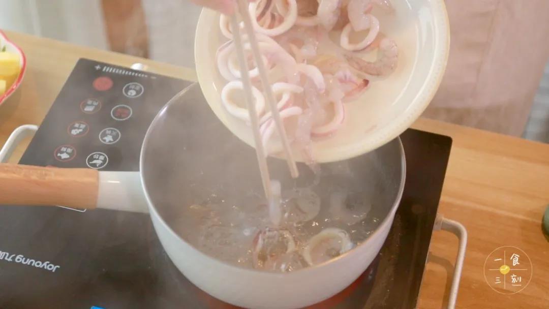 锅中水开，把鱿鱼圈、虾仁焯水至变色、熟透，捞起沥干备用
