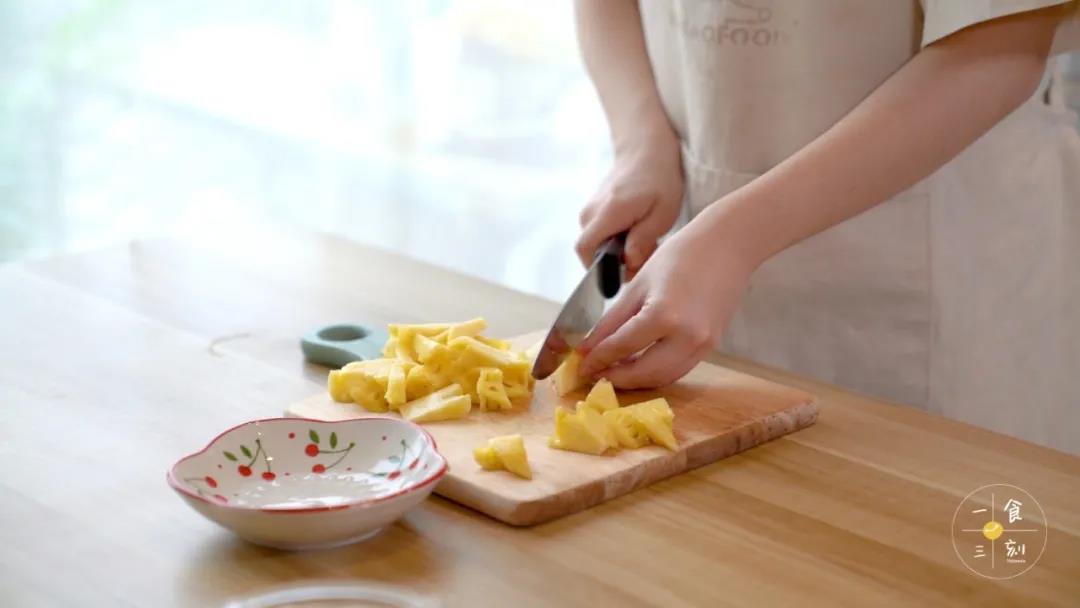 把2/3的菠萝切小块