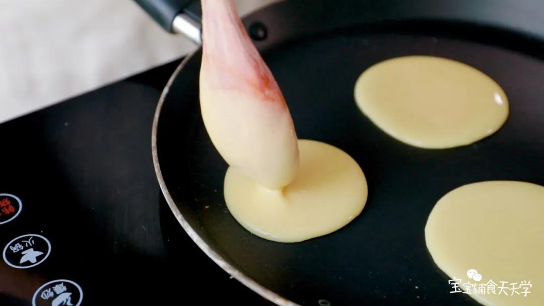 第6步：再倒入饼糊，煎至两面熟透