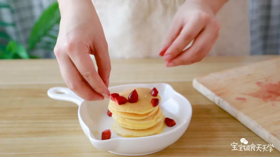 第8步：叠起松饼，放入樱桃果肉