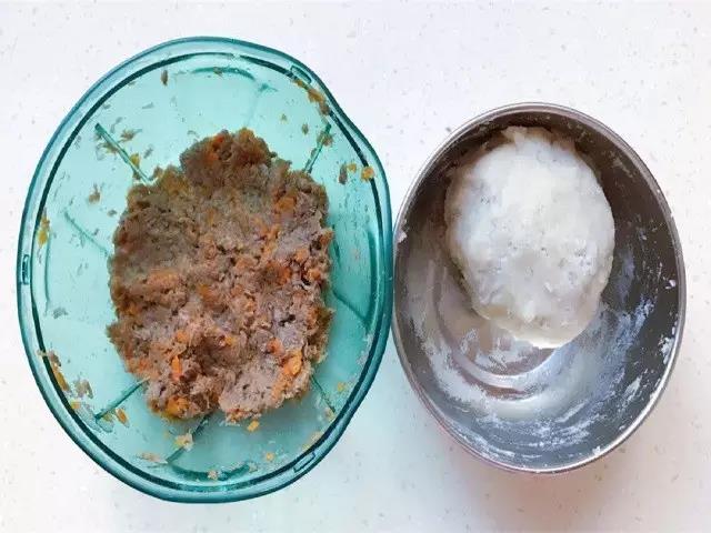第2步：牛肉、胡萝卜、洋葱洗净煮熟后搅碎。土豆、芋头蒸熟压泥。米粉用温水调和后跟土豆芋头泥混合。