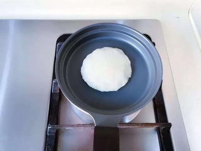 第7步：平底锅烧热放入饼，最小火慢慢烘，期间要不停的挪动饼，防止粘在锅底。