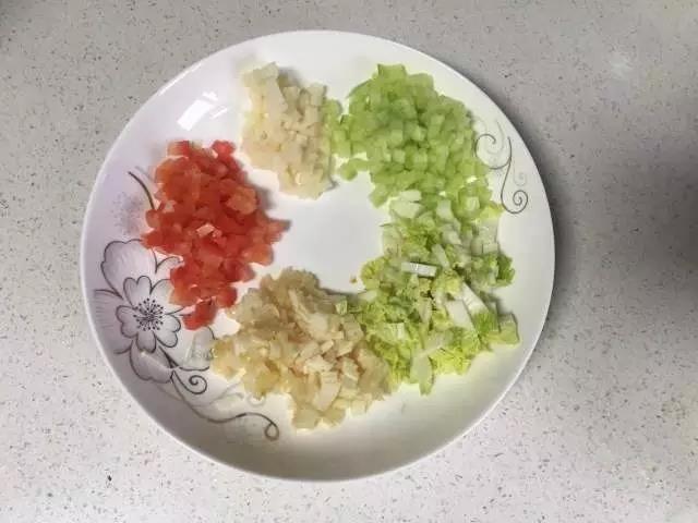 蔬菜都切成小丁。