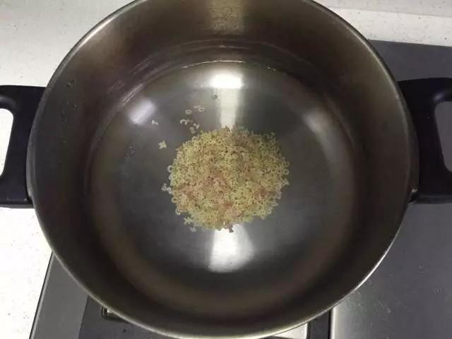 取汤锅凉水下字母面煮开。