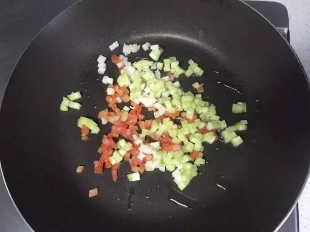 另取一锅放少许橄榄油，下西红柿、藕、黄瓜翻炒一会。