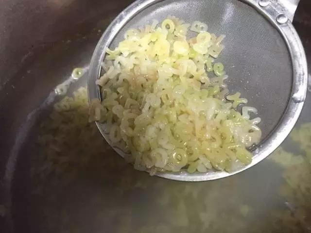 把煮熟的字母面捞出。