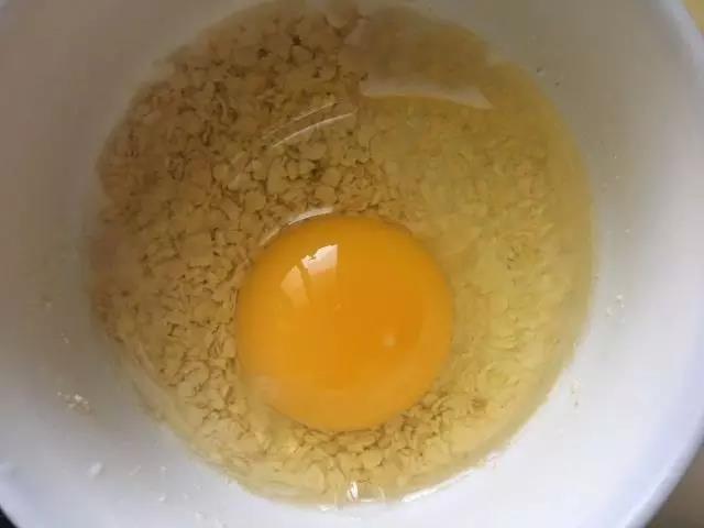 浸泡过的燕麦片中打入一个鸡蛋。