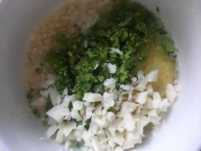 奶酪碎倒入燕麦糊中，搅拌均匀。