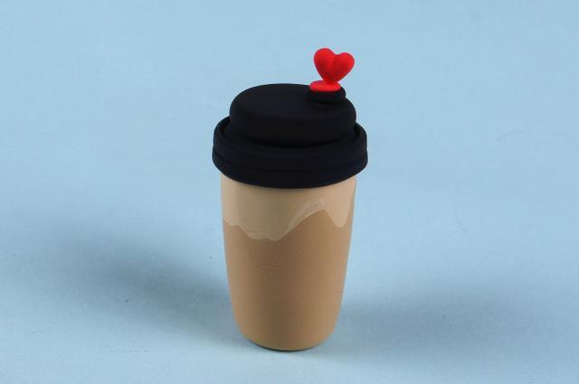 步骤6：做一颗红色的小心心粘在饮用口上，杯盖部分就做好啦！