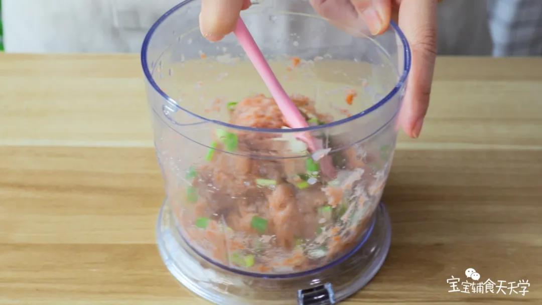 打好的虾泥拌入葱花