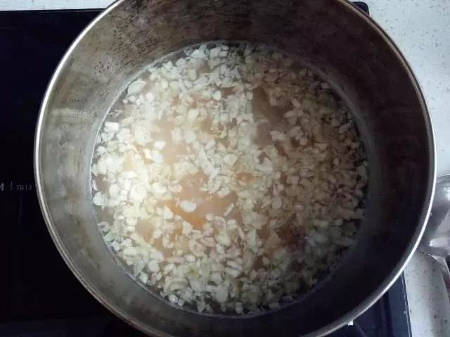 水再次煮开后加入胡萝卜、白玉菇、白菜叶继续煮。