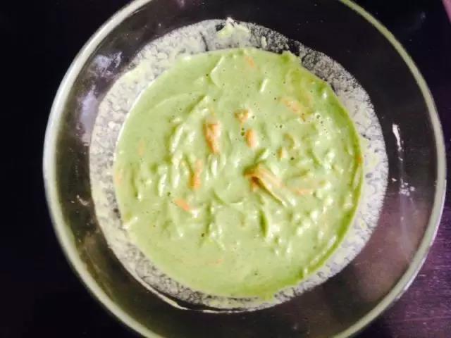 鸡蛋搅拌均匀，加入青菜汁、面粉搅拌至无颗粒状。