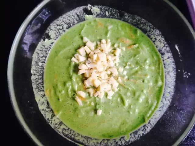 再加入土豆丝、胡萝卜丝、奶酪块搅拌均匀。