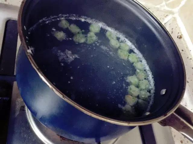 丸子漂起来就表示熟了。