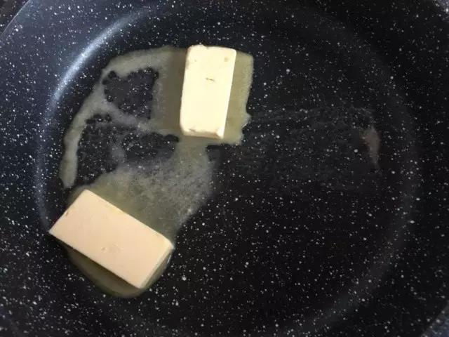 锅内放入黄油，小火加热到融化。