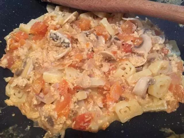 继续翻炒至收汁。