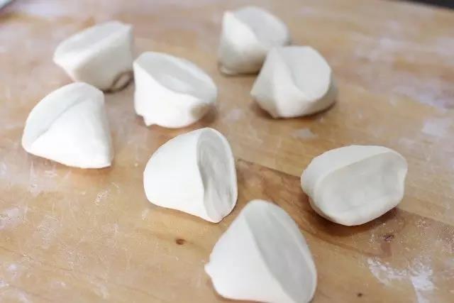 面团搓成条，切剂子，一个剂子大概在40克左右，盖上保鲜膜醒10分钟。